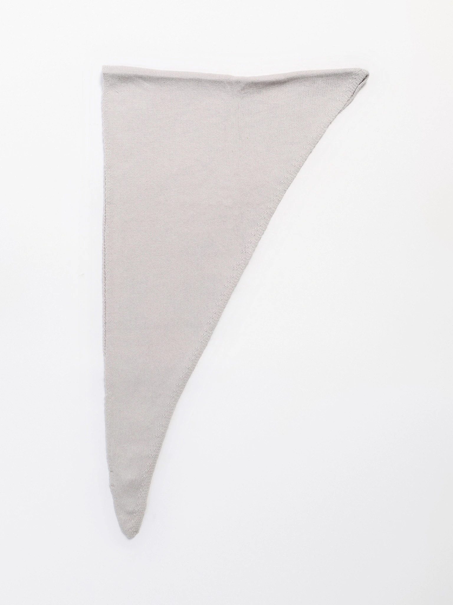 Шарф-косынка с декоративной нашивкой серого цвета